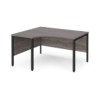 Maestro 25 left hand ergonomic desk 1400mm wide - black bench leg frame and grey oak top